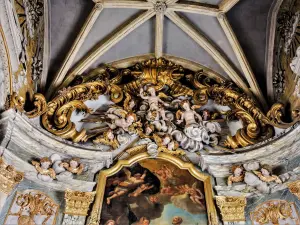 Esculturas, sobre el retablo de la iglesia (© JE)