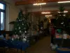 Aumontzey - Panoramica del mercatino di Natale nella sala della cappella