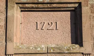 Date on the pediment of the church (© J.E)