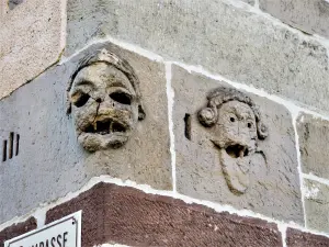 Masken geschnitzt auf einer Fassade (© J. E)