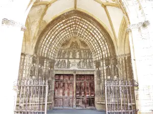 Tympanon und zentrales Portal der Basilika (© JE)