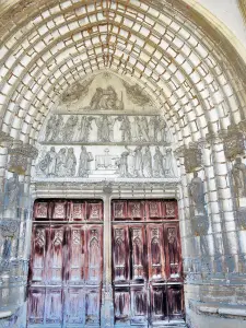 Detail des zentralen Portals und des Tympanons der Basilika (© JE)