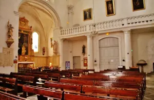 Het interieur van de collegiale kerk