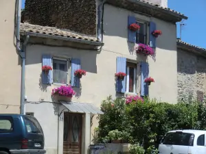 Una piccola casa di paese