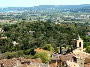 Vista del golfo de Saint-Tropez desde las ruinas del castillo