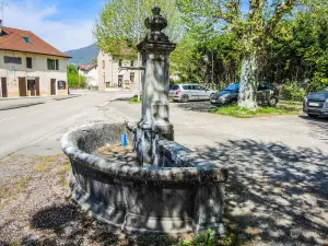 Saint-Benoît – Fontaine, in der Nähe der Kirche (© JE)