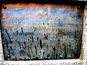 Epitaph of the priest Miclo on the monument to his name (© J.E)