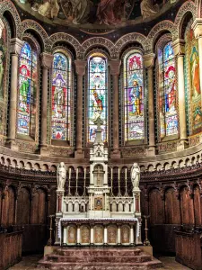 Retablo y vidrieras del coro de la iglesia (© J.E.)