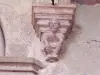 Scultura di una colonna del portico della chiesa