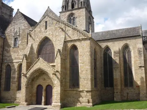 大教堂Notre-Dame de Bon-Secours - 建筑物在Guingamp