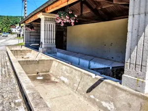 Becken des Brunnen-Lavoir-Trinkers (© JE)