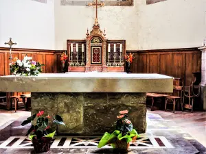 Altar and altarpiece of the church (© JE)