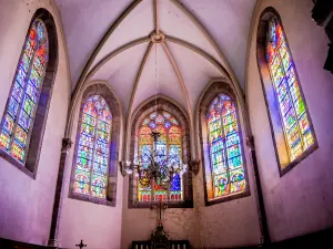 Stained glass windows of the 'apse (© JE)