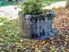 Old well, in front of the fortified cemetery (© JE)