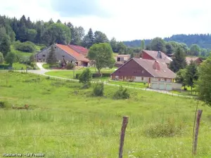 Combe d'Hauterive al fondo - Granjas comtoises