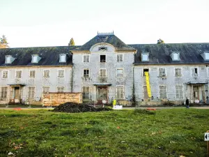 Façade de l'ancien château, en cours de rénovation (© J.E)