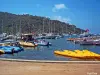 Port Cros - The colorful little harbor (© J.E)