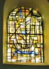 Buntglasfenster des Bootes, in der Kirche (© JE)