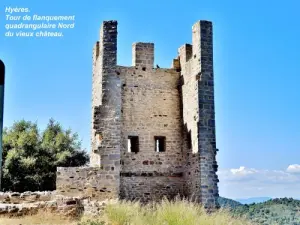 Une des tours quadrangulaires du château (© J.E)