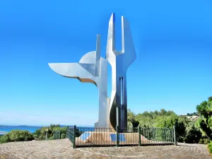 Denkmal der Marineflieger, auf dem Hügel von Costebelle (© J. E)