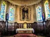 Altar and stained glass windows in the apse of the church (© JE)