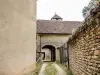 Entrance to the old farm, behind the church (© J.E)