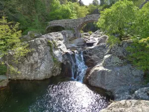 Fluxo de basalto, ponte romana