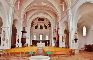 O interior da igreja Saint-Bonnet
