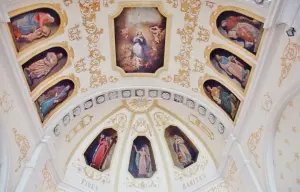 O interior da igreja Saint-Bonnet