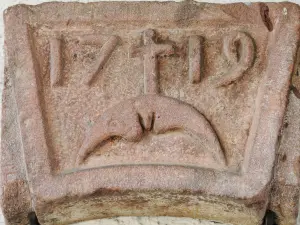 Chave de lintel acima da porta da igreja (© J.E)