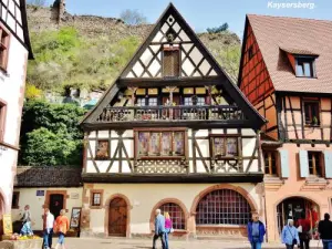 Kaysersberg - La casa ornamentada (© Jean Espirat)