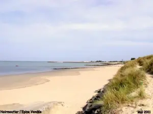 Plage de L'Épine avec ses écluses à poissons