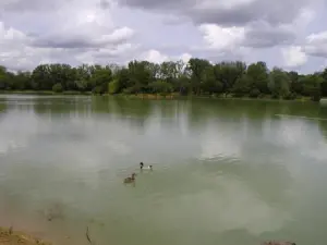 El lago, que se practica esquí acuático