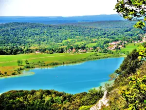 Ilay湖とLe Frasnoisの村（Eagleのピークから見た）（©Jean Espirat）