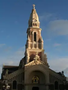 聖マグダラ教会、ジェネラル・ド・ゴール・ストリート