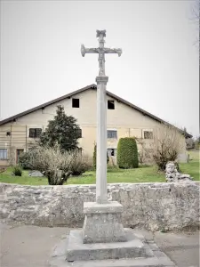 村の中心部にある1604年の十字架（©J.E）