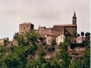 Mit Blick auf das Dorf