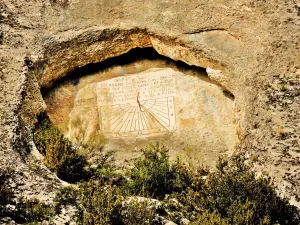 Cadran solaire, au-dessus de la route, côté Est du col (© Jean Espirat)