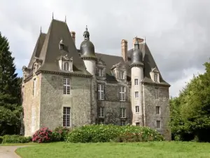 Castle La Chapelle-Chaussée (© Charles Screamed)