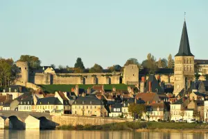 Remparts vus depuis la Loire (© O. Bouqueau)