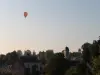 Luchtballonvlucht boven de stad
