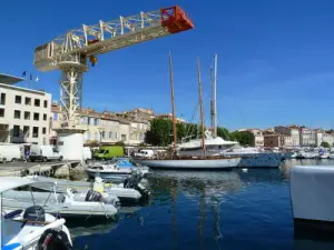 Grue appartenant aux chantiers navals de La Ciotat