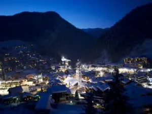 Center of the village by night (© Greg Dieu)