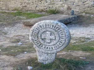Une stèle discoïdale dans l'ancien cimetière