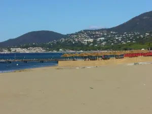 Strand -Landung mit Blick auf die Bucht von Cavalaire