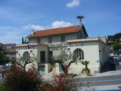 La Croix-Valmer - Hôtel de ville