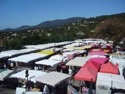 La Croix-Valmer - Marché dominical