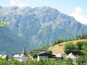 A igreja e a principal cidade de La Garde en Oisans