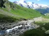 Sali lungo il torrente fino al lago