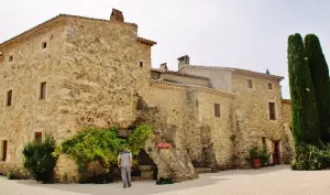 A antiga aldeia de La Laupie, a praça do castelo